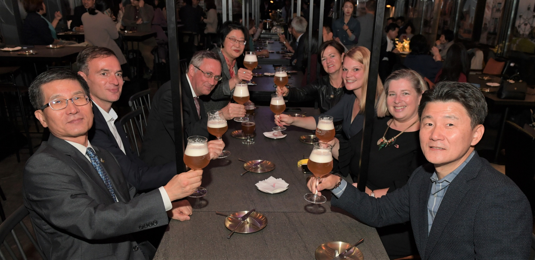 8 벨기에 맥주의 밤_맥주를 시음하는 참석자들.JPG